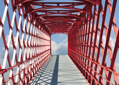 Kırmızı metal ayak köprü mavi gökyüzü için gidiş.