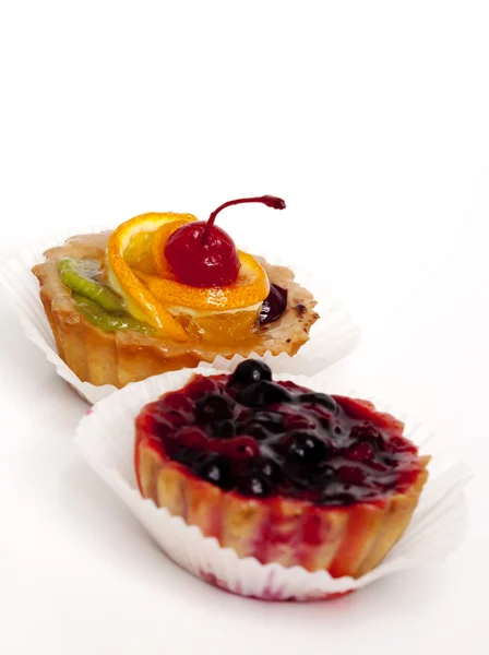 Fruit cupcake met cherry en krenten geïsoleerd op wit — Stockfoto