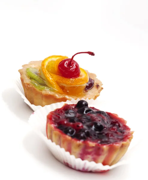 Fruit cupcake met cherry en krenten geïsoleerd op wit — Stockfoto