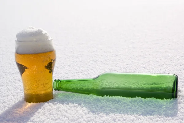Cerveza Vaso Botella Verde Nieve —  Fotos de Stock