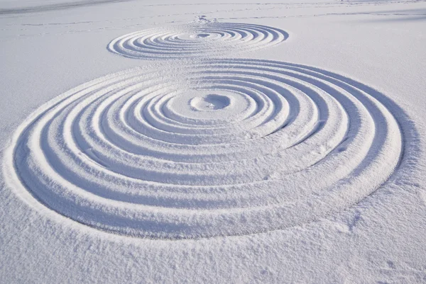 Due Cerchi Dimensioni Diverse Disegnate Sulla Neve — Foto Stock