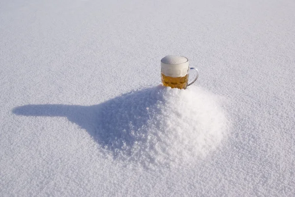 Tazza Piena Birra Brillante Sulla Neve Collina Ammucchiata — Foto Stock