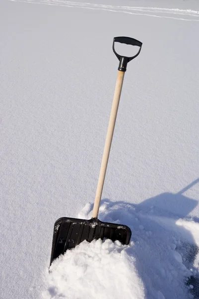 Снежная Лопата Сваленном Снегу Холма — стоковое фото