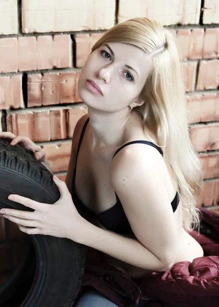 Seksualne blondynka przed mur z cegły. — Zdjęcie stockowe