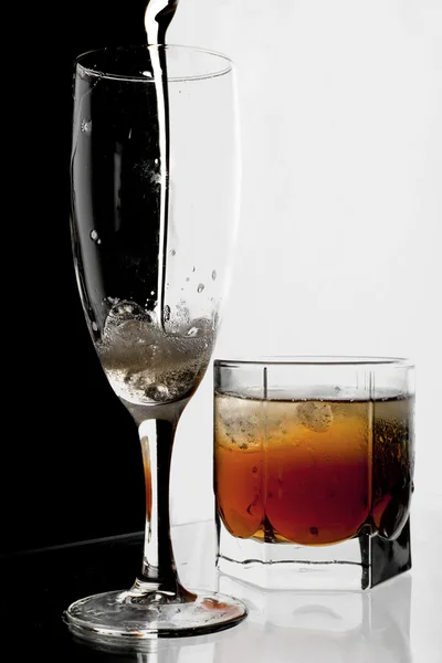 Kieliszek szampana i whisky z lodem. — Zdjęcie stockowe