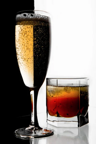 Glas champagne och whisky med is. — Stockfoto
