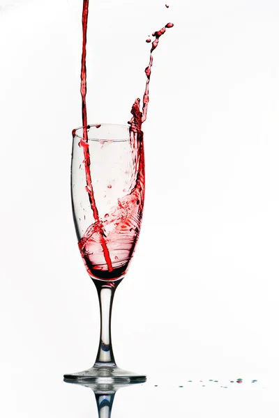 Rotwein Einschenken Weinspritzer Isoliert Auf Weiß — Stockfoto