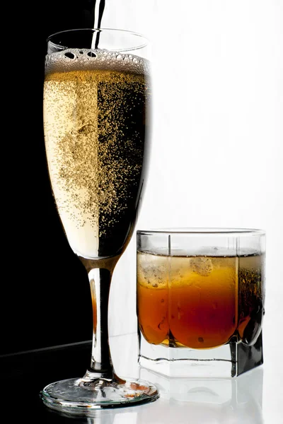 玻璃的香槟和威士忌加冰 黑色和白色的背景 — 图库照片