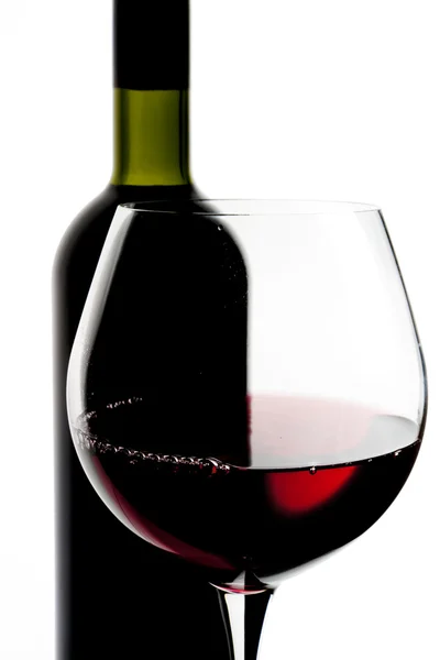 Şişe Bardak Beyaz Zemin Üzerine Kırmızı Şarap Ile Natürmort — Stok fotoğraf