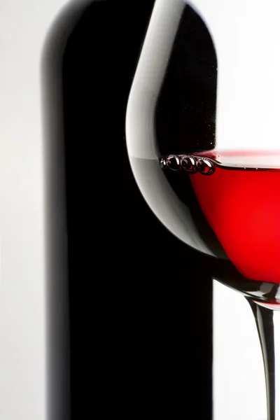 Bardak ve şişe kırmızı şarap. — Stok fotoğraf