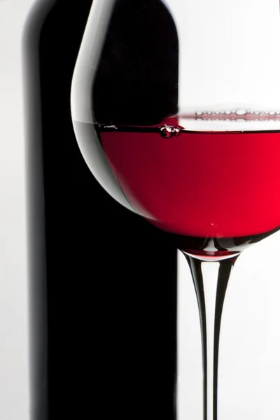 Stilleben Med Flaska Och Glas Rödvin Över Vit Bakgrund — Stockfoto
