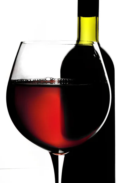 Copo e garrafa de vinho tinto . — Fotografia de Stock