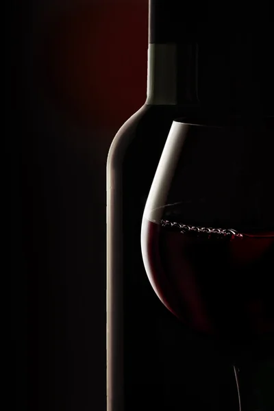 Bodegón Con Botella Copa Vino Tinto Sobre Fondo Oscuro —  Fotos de Stock