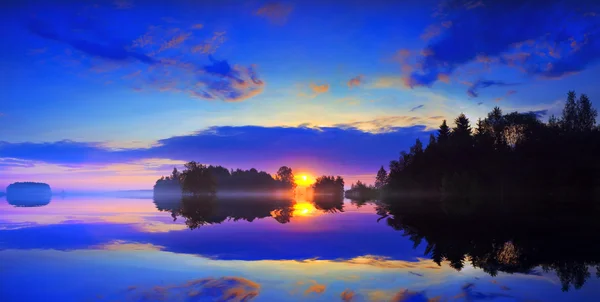 Svítání nad jezerem. — Stock fotografie