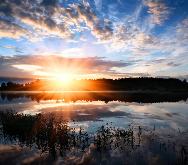 Рассвет над озером . — стоковое фото