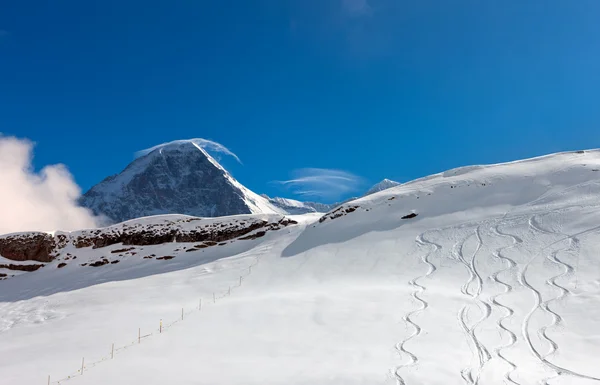 Лыжный склон на фоне горы Айгер . — стоковое фото