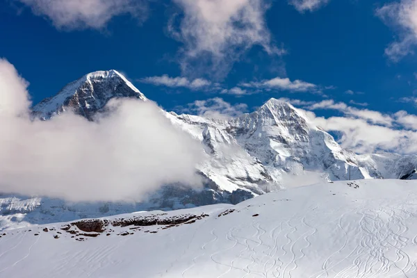 アイガー山の背景にはスキー場. — ストック写真