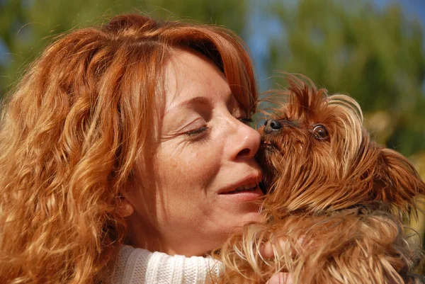 Donna e cagnolino — Foto Stock