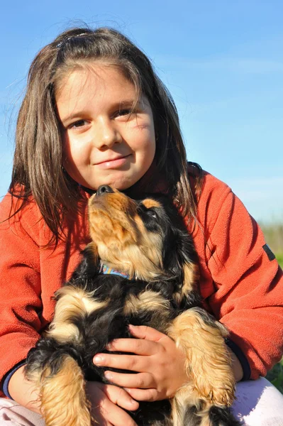 Filhote de cachorro inglês cocker e criança — Fotografia de Stock