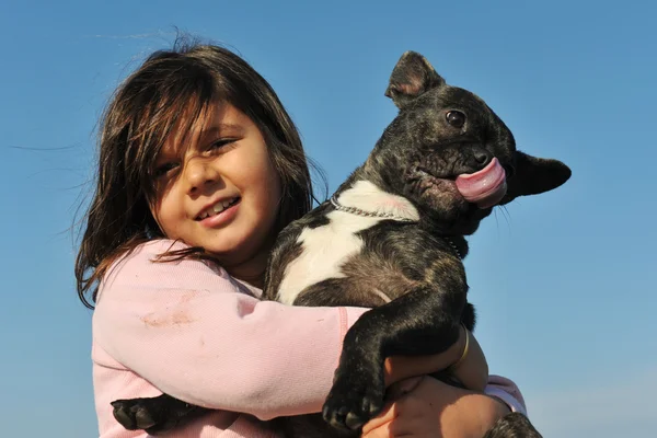 Ranskalainen bulldog ja lapsi — kuvapankkivalokuva