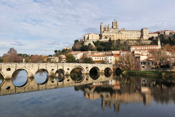 Beziers cathedral and old bridge — Stock Photo, Image
