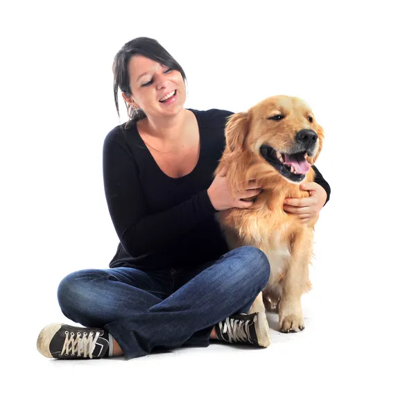 Złoty pies myśliwski i kobieta — Zdjęcie stockowe