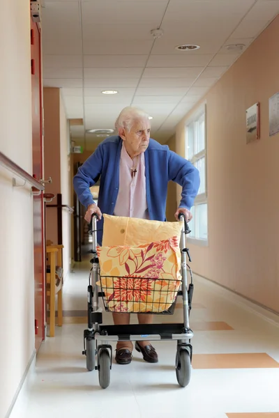 Donna Anziana Che Spinge Telaio Una Struttura Pensionamento — Foto Stock
