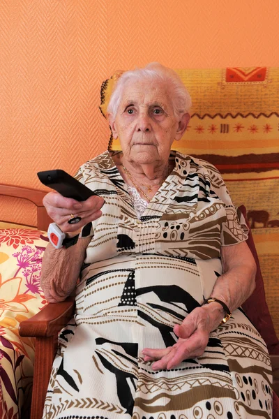 Senior Mulher Mudando Canal Com Controle Remoto — Fotografia de Stock