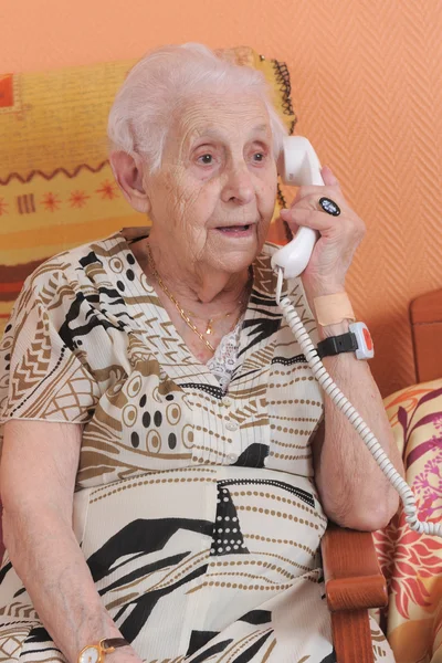 Senior vrouw en telefoon — Stockfoto