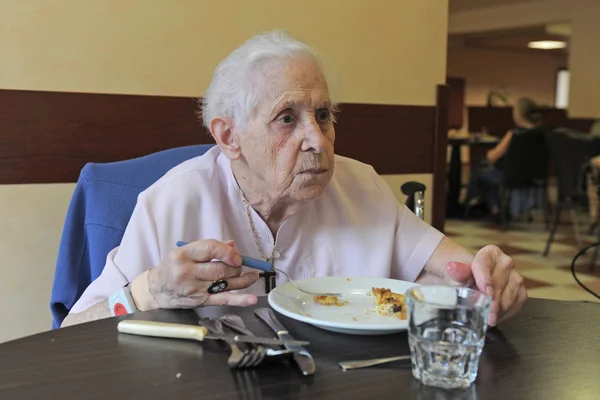 Mujer Mayor Sonriendo Comiendo Centro Retiro —  Fotos de Stock