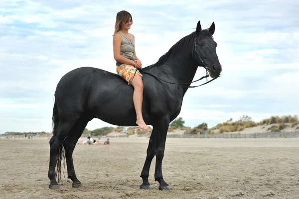 Femme et cheval sur la plage — Photo