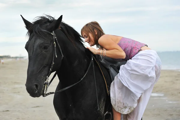 Schönes Schwarzes Pferd Strand Und Schöne Frau Besteigt — Stockfoto