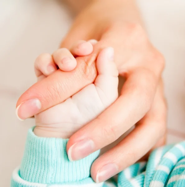 Малюк тримає маму за палець Ліцензійні Стокові Зображення