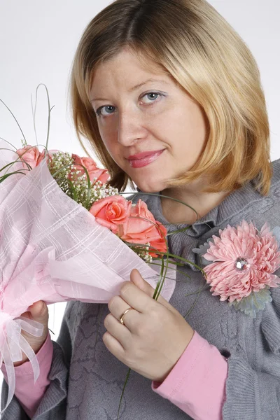 La donna con un mazzo di fiori — Foto Stock
