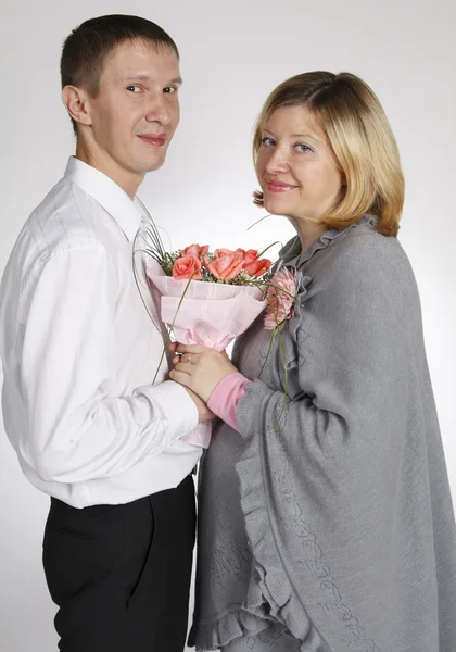 L'homme et la femme tiennent un bouquet — Photo