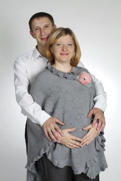 Der Mann umarmt die Schwangere — Stockfoto