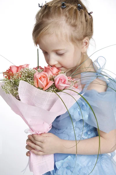 Kız bir demet çiçek kokuyor. — Stok fotoğraf