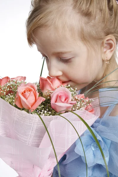 Kız bir demet çiçek kokuyor. — Stok fotoğraf