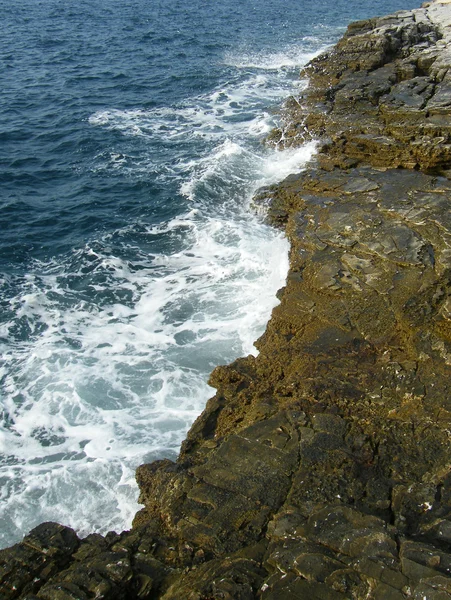 岩のビーチ。青い海 — ストック写真