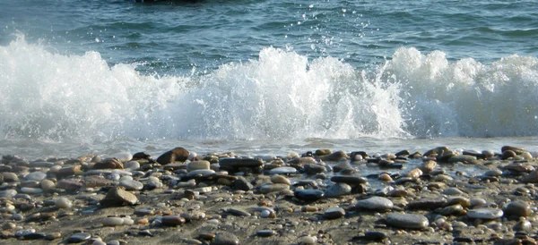 海滩上的岩石。蓝色的大海 — 图库照片