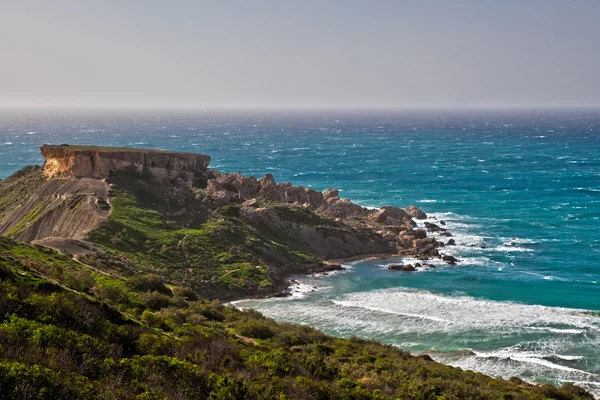 艾因图菲哈湾是在马耳他岛包围的独特风景和高生态 领域内最美丽和田园诗般的海滩之一 — 图库照片