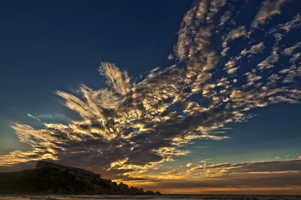 美丽的云盖在黄昏期间在马耳他艾因图菲哈湾 — 图库照片