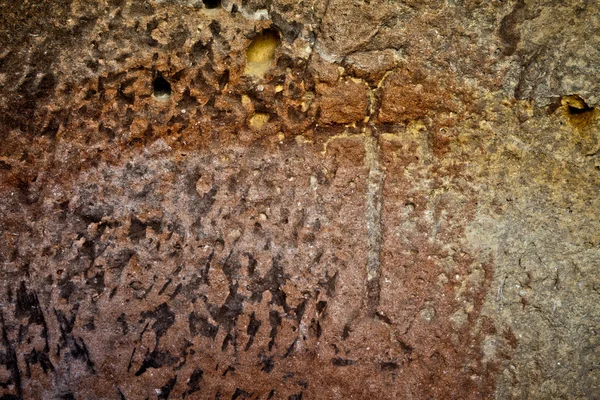 在杜埃 Qlejgha 地区散步的时候发现这个奇怪的位置 这个十字架刻在山洞里 一种内和内部的红赭石迹象 — 图库照片