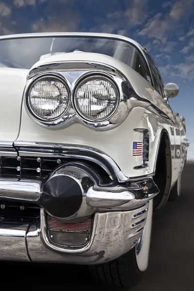 Klasyczny Amerykański Samochód Lotu Dół Drogi Tle Niebieskiego Nieba — Zdjęcie stockowe