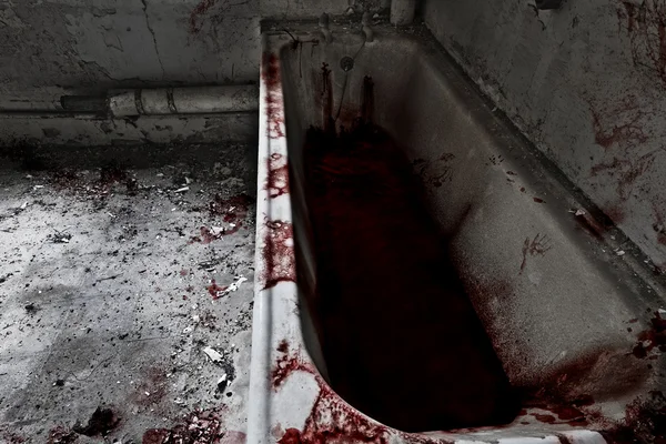 古いバスルームにはバスタブ血および血のはねどこ ストック画像
