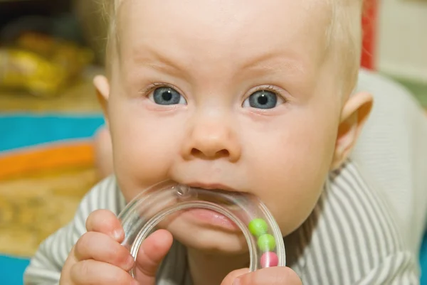 赤ちゃんは小さなボールとハンドル歯をかじる — ストック写真