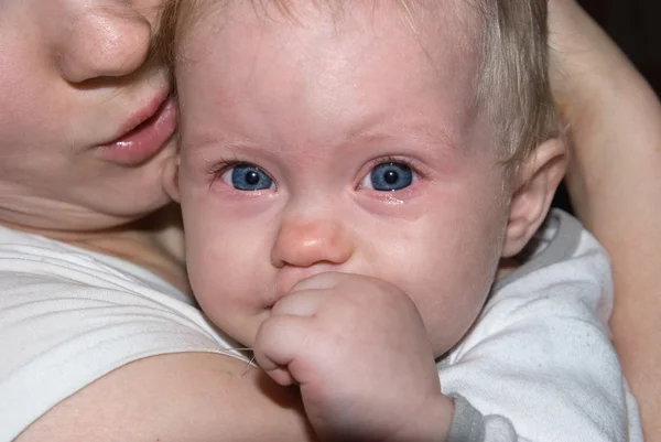 Barnets Ansikte Med Tårar Sitter Mama Hand Stockbild