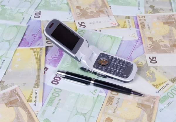 Teléfono móvil y dinero — Foto de Stock