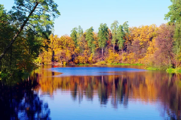 美しい秋の風景川とボート — ストック写真