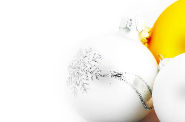 하얀 배경에 고립된 크리스마스의 공들 — 스톡 사진